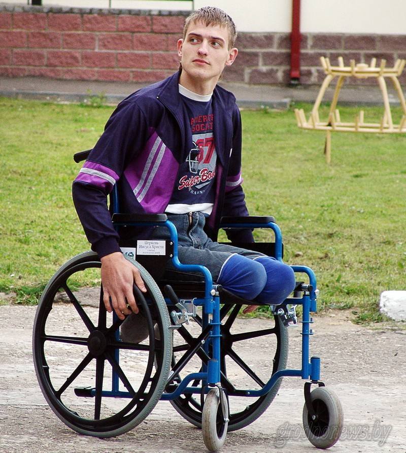 Дцп в россии. Челик в инвальдной коляске. Человек в инвалидной коляске. Человек на коляске. Парень в инвалидной коляске.