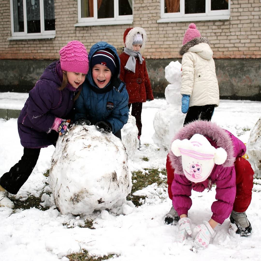 Что можно поделать на улице весной. Дети на прогулке зимой. Лепка Снеговик. Снежные забавы для детей. Зимняя прогулка в детском саду.