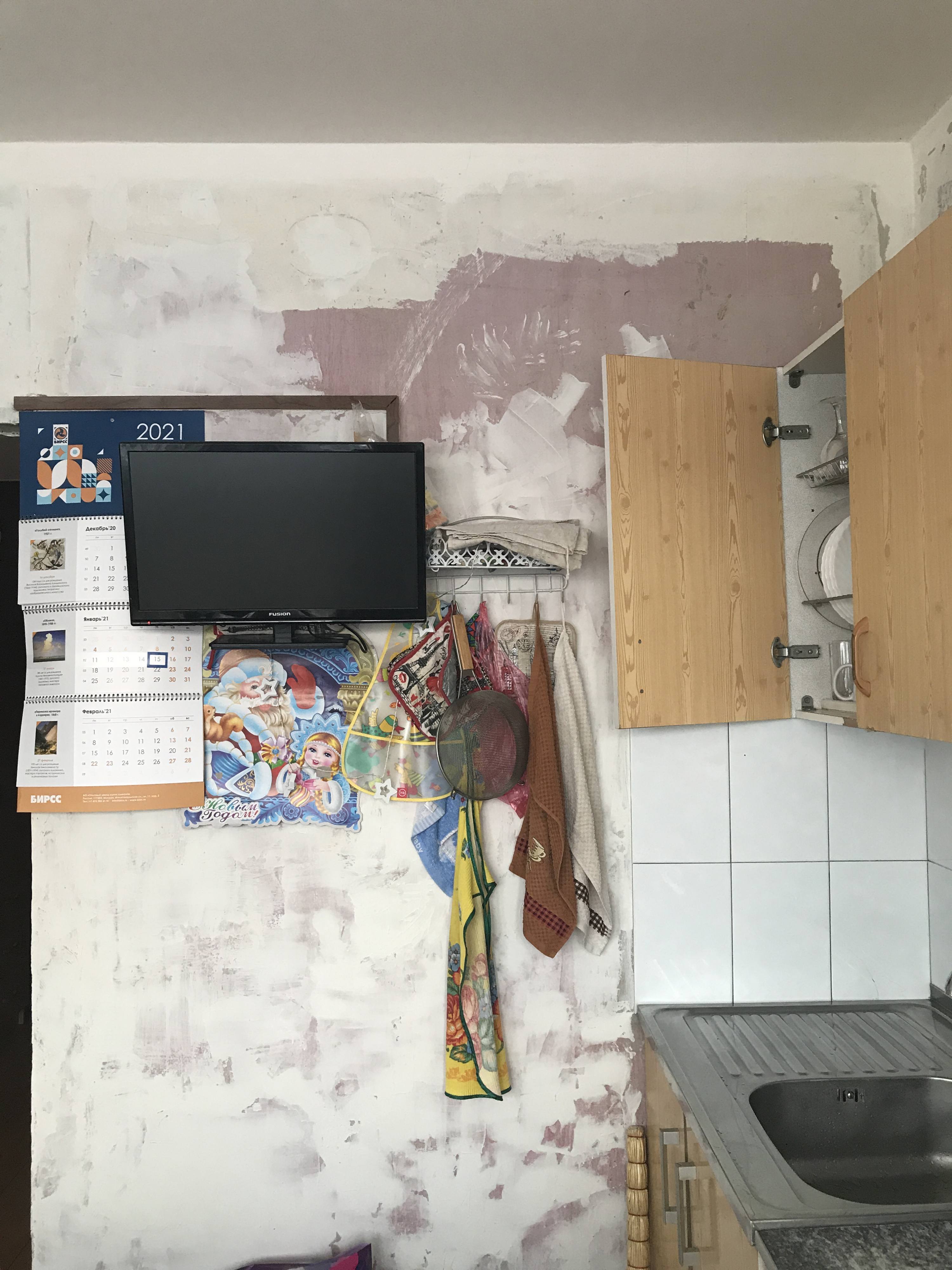 Осталась без работы, влезаем в долги всё больше.