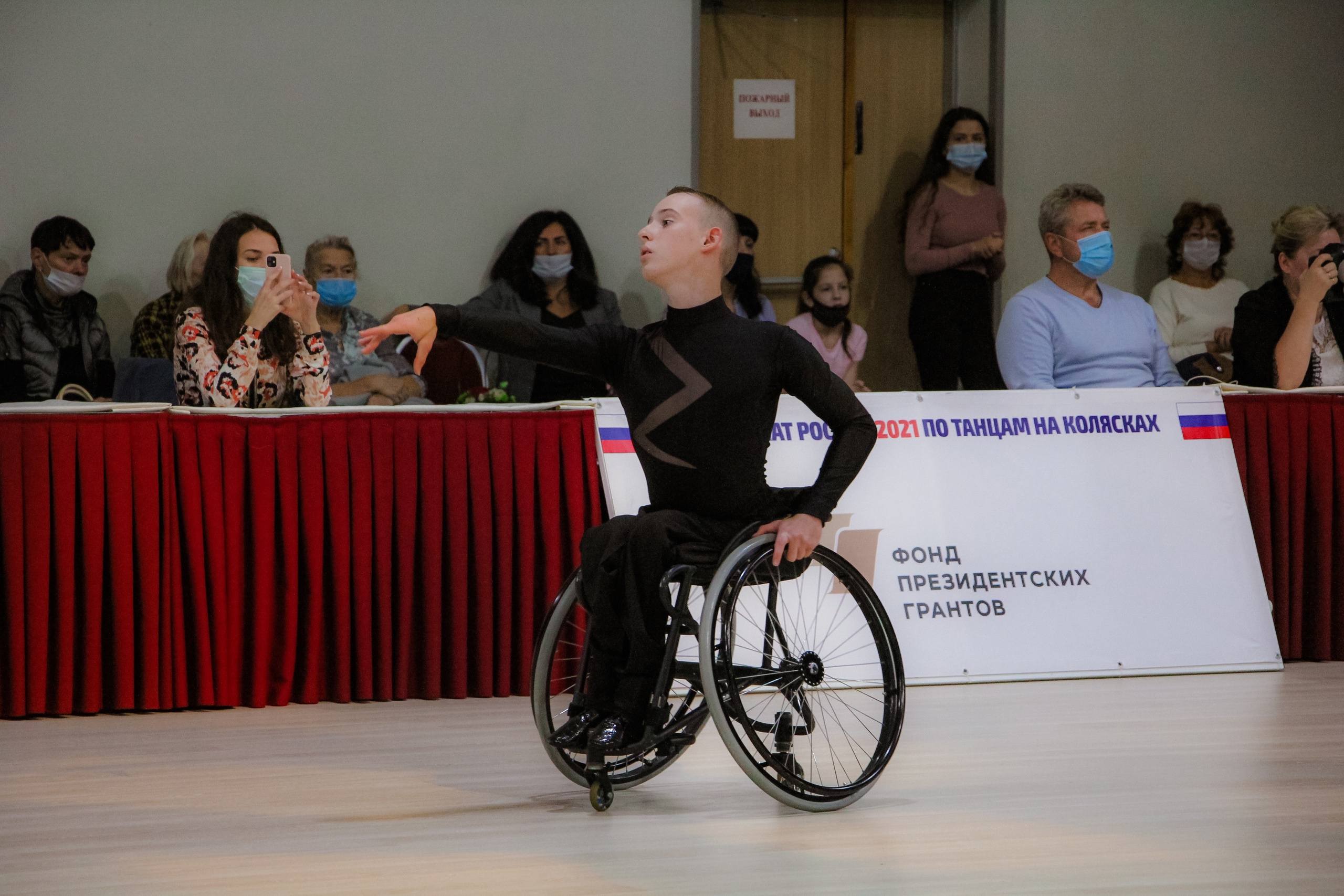 На танцевальную коляску для ребенка-инвалида