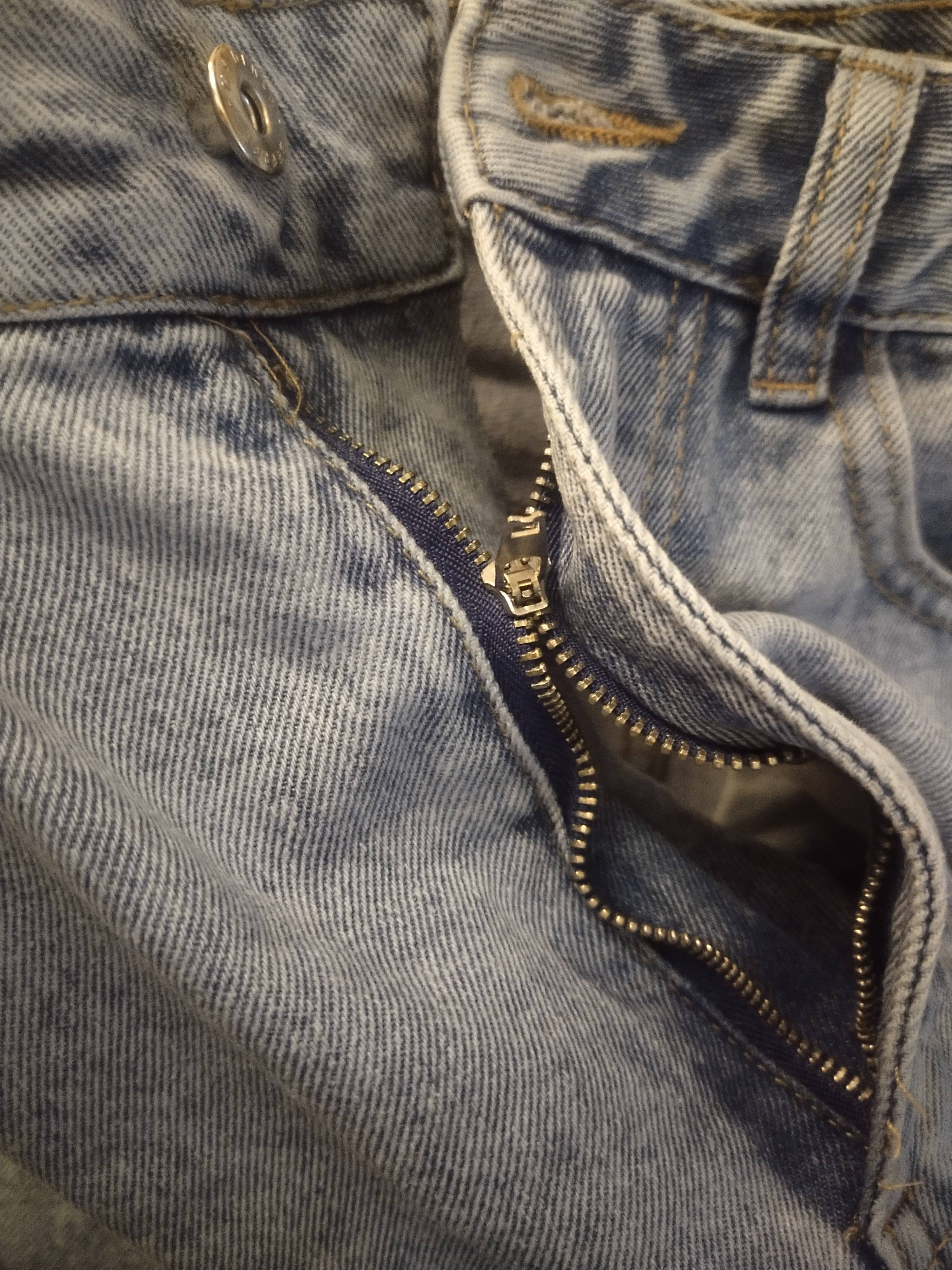 Помогите пожалуйста починить джинсы