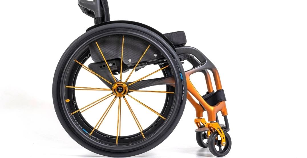 Я мечтаю о новой инвалидной коляски.