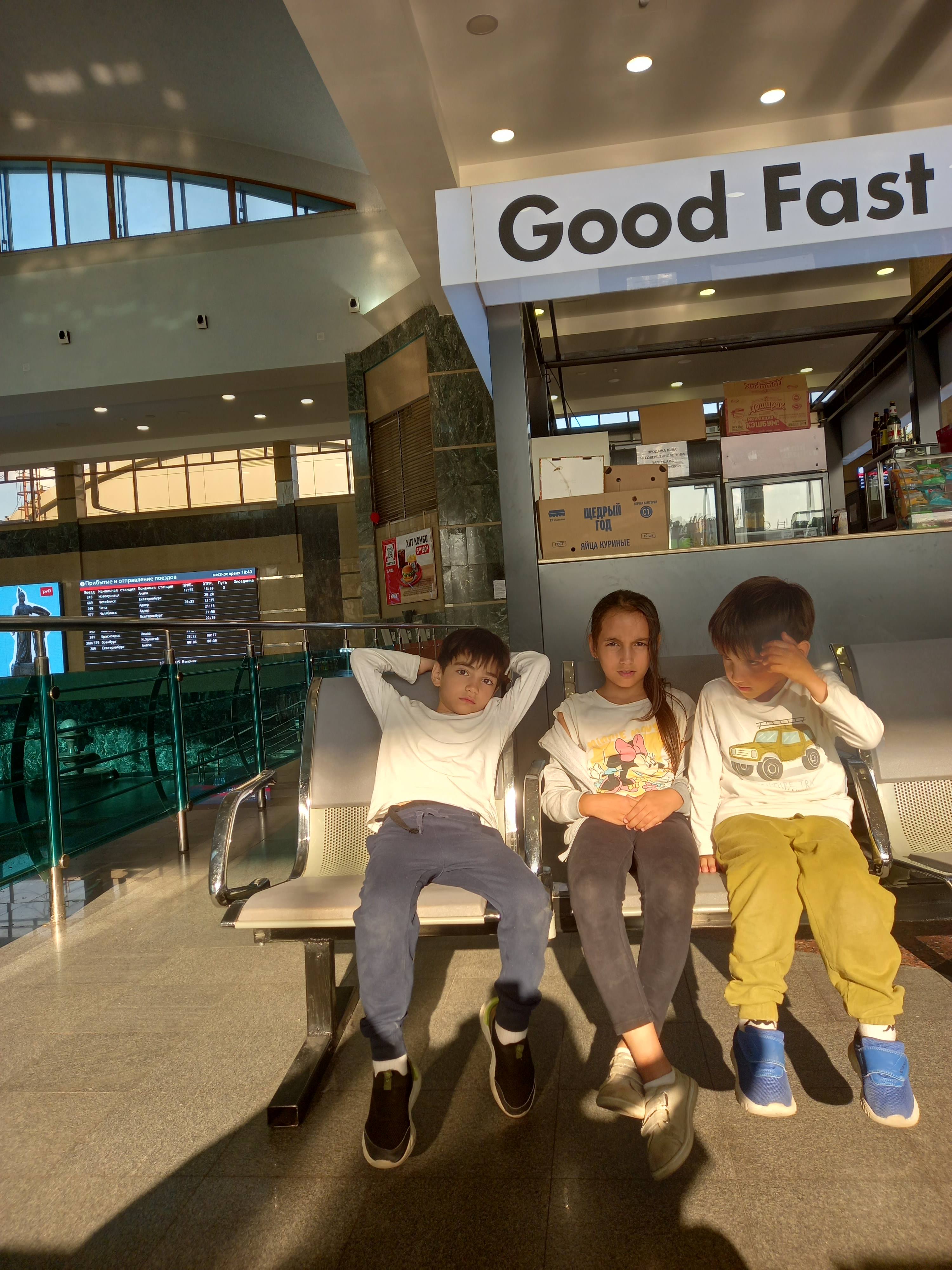 Осталась на вокзале с 4 мя детьми