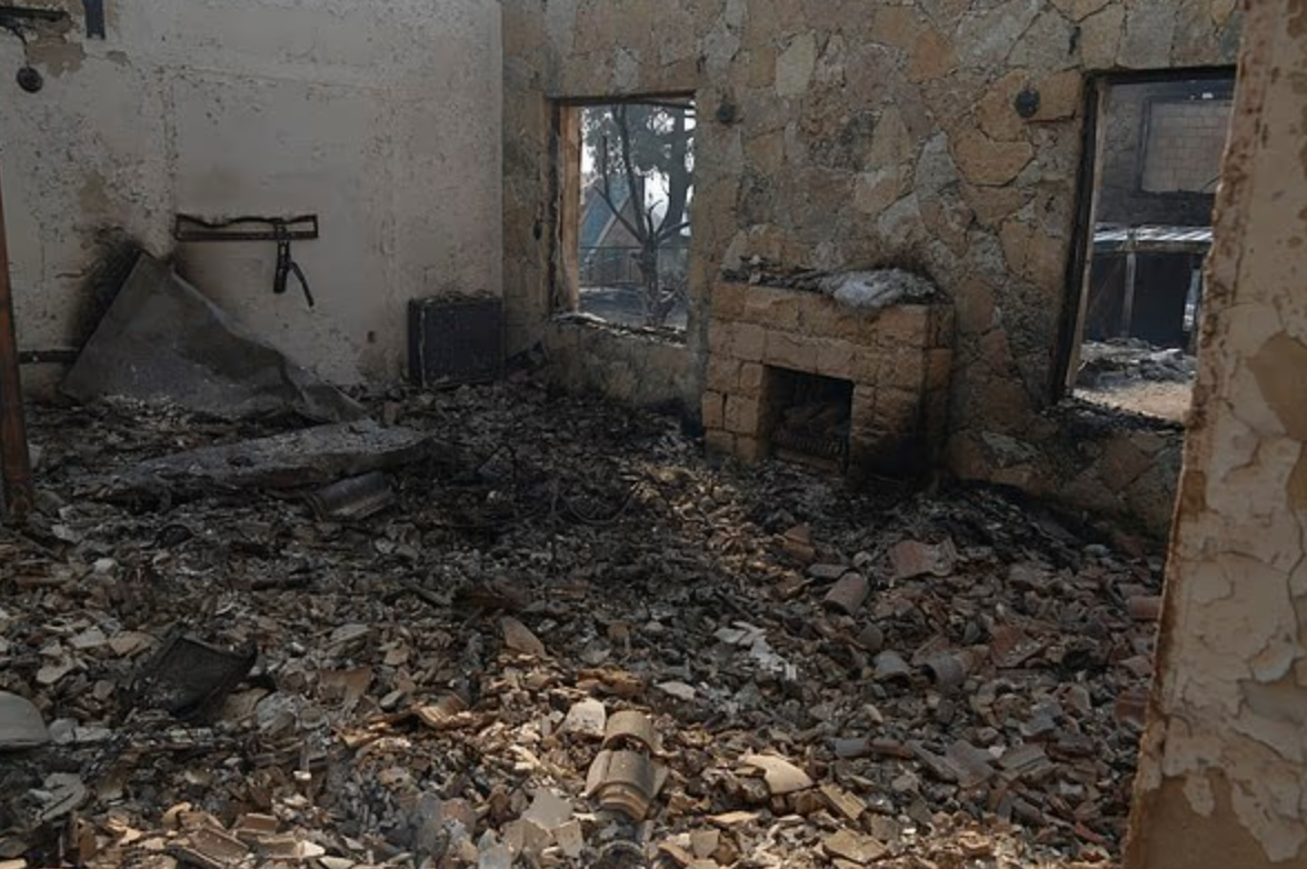 Мой дом сгорел и мы с детьми остались на улице.