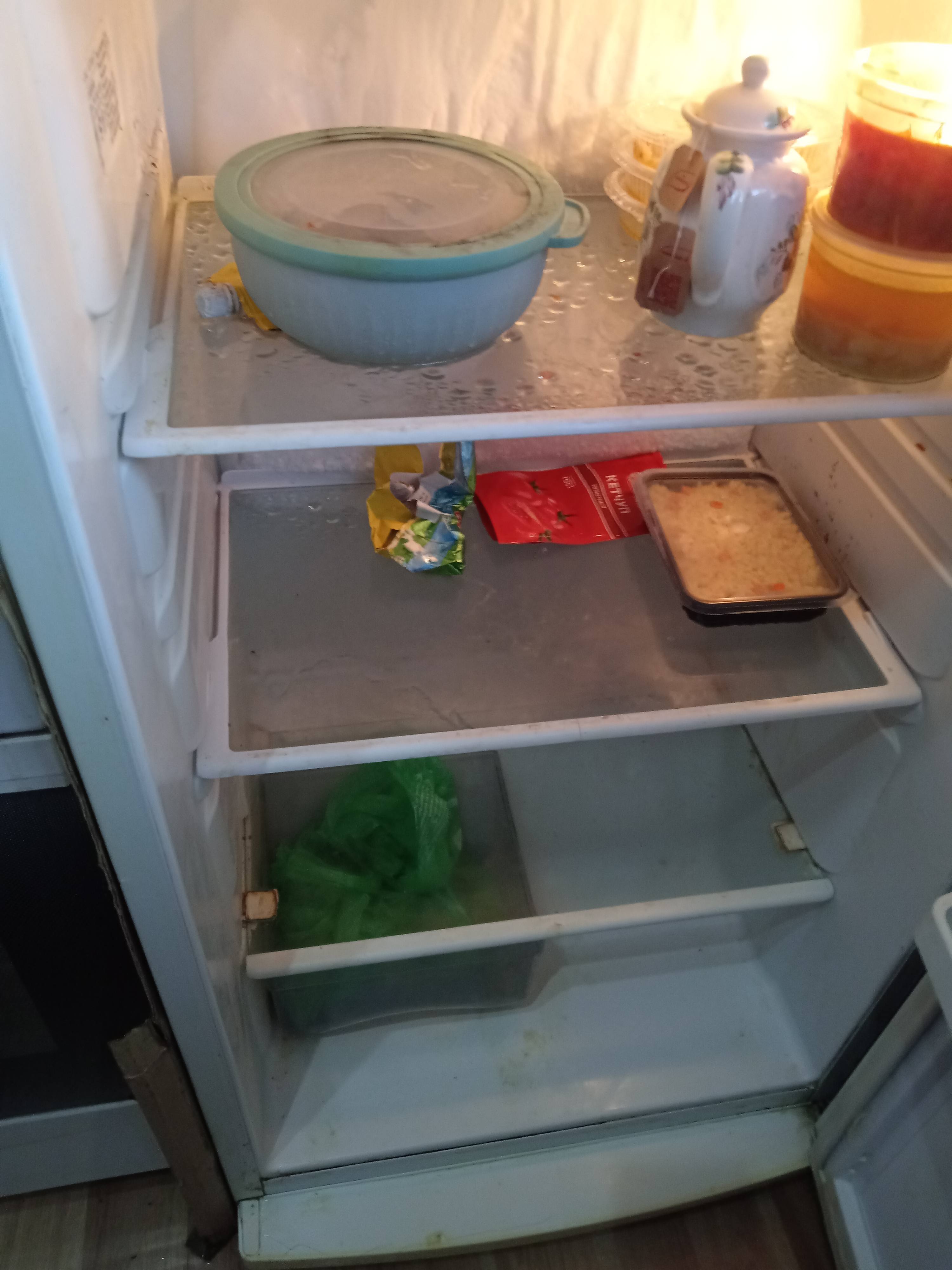 На еду, холодильник пуст, временно без работы