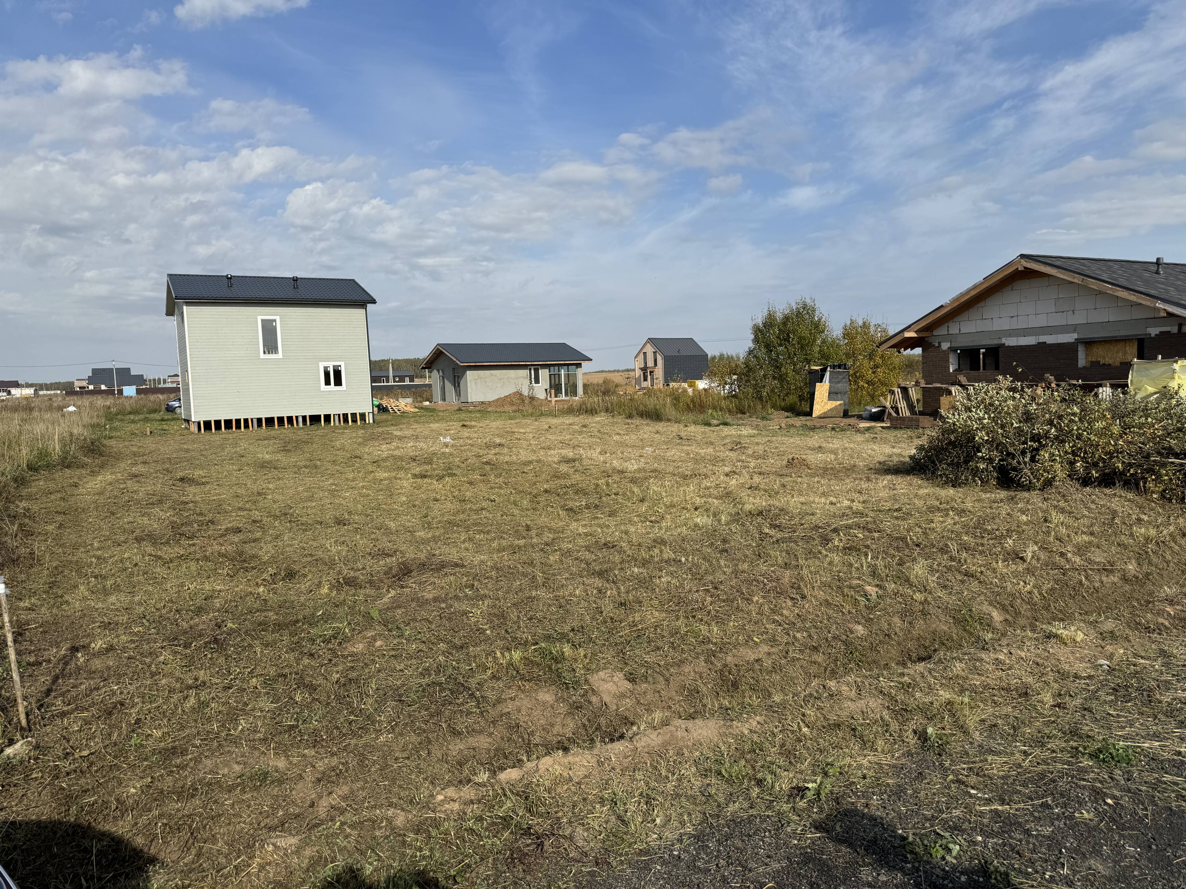 Мечтаю о постройке дома в поселке для семьи.