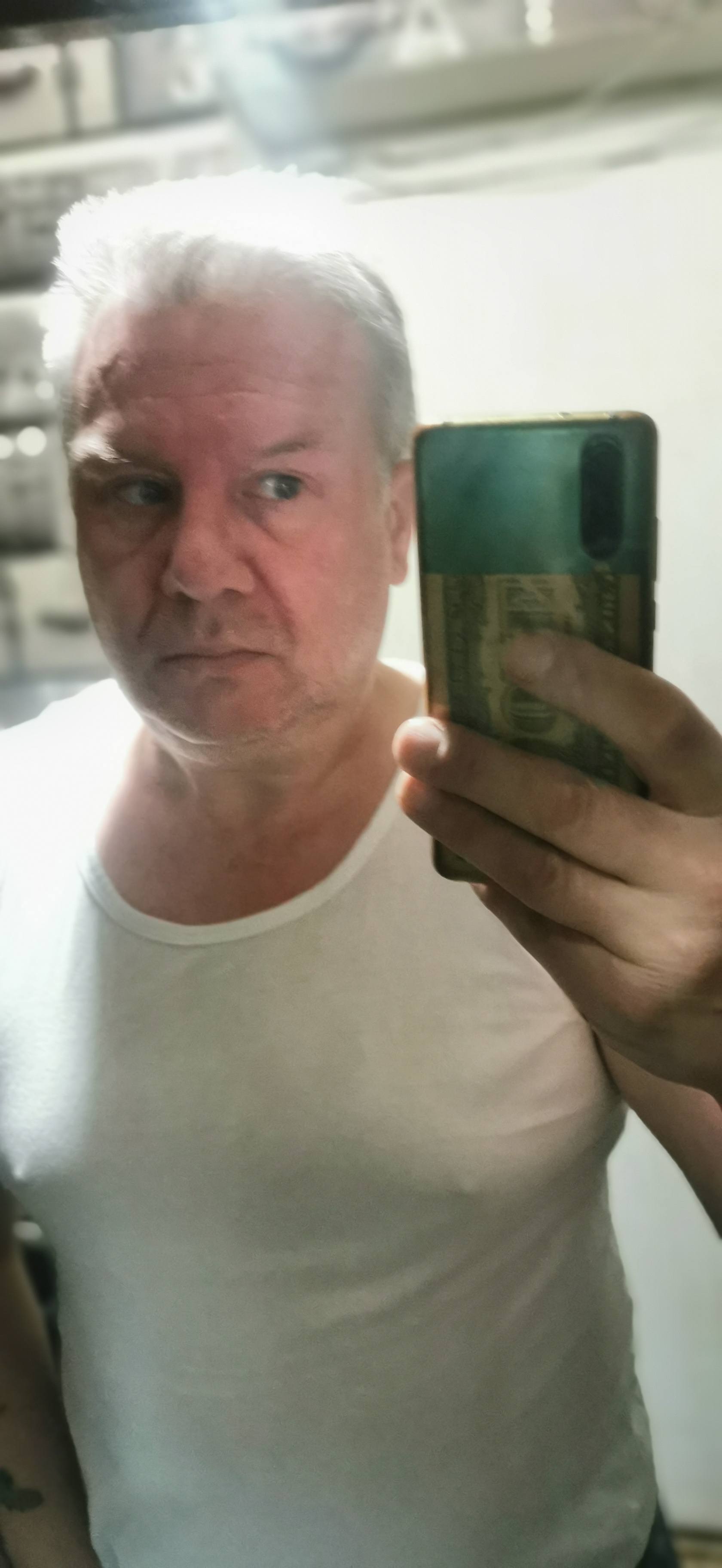 Попал в трудную ситуацию.