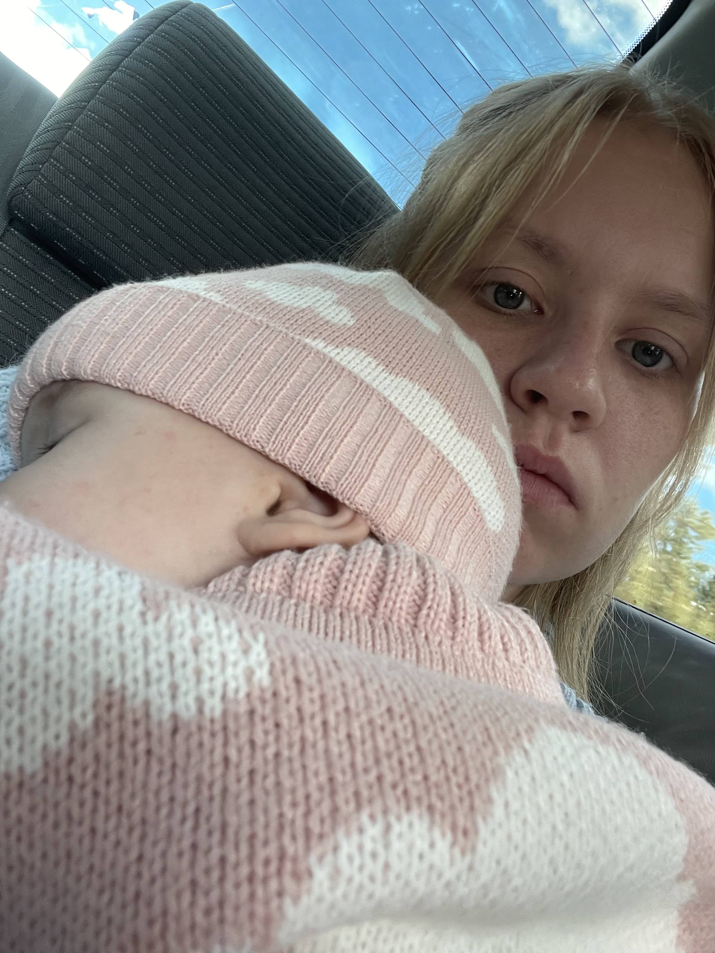 Дочке тёплую одежду и санки 🙏