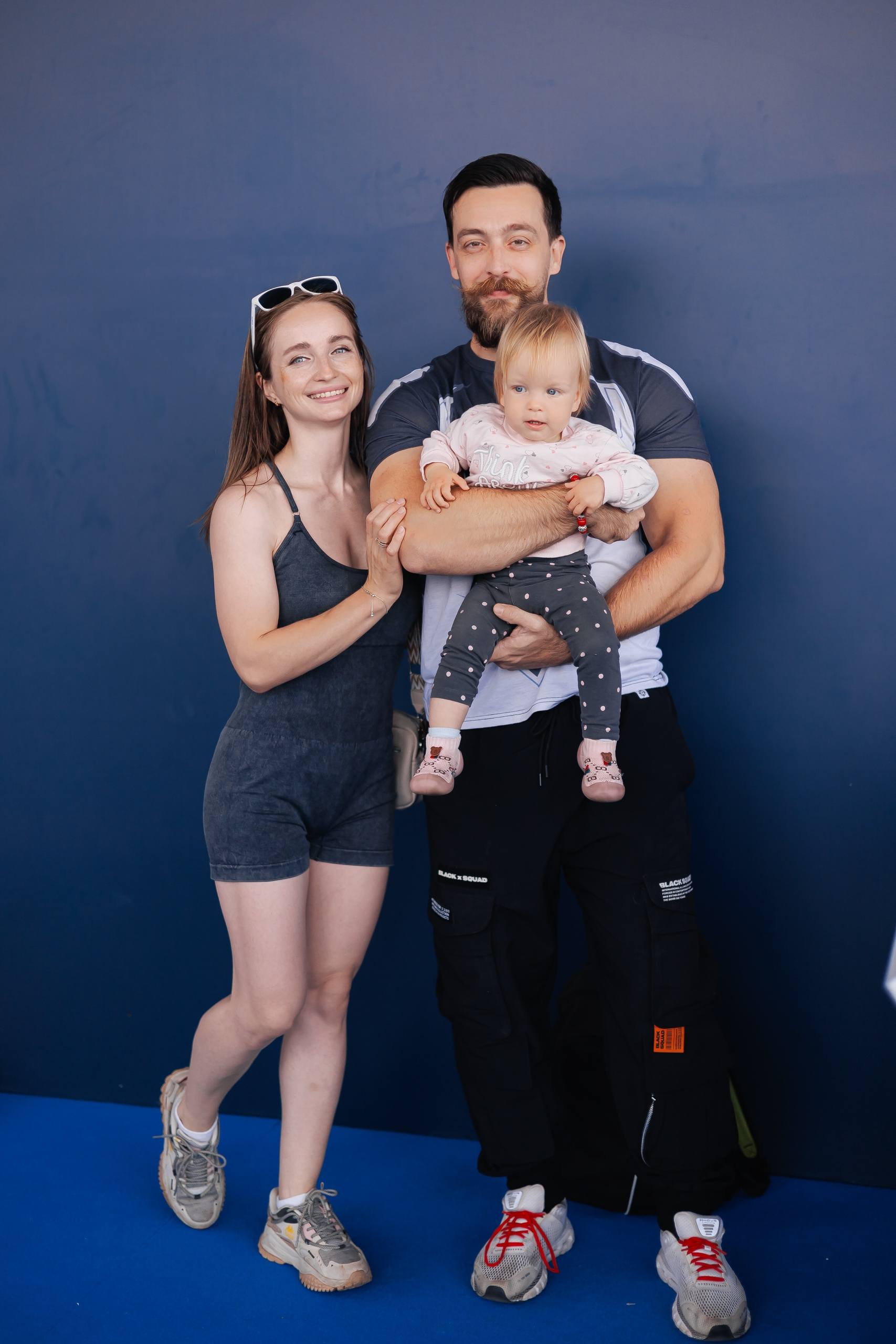 Молодая семья на пути к своему собственному дому