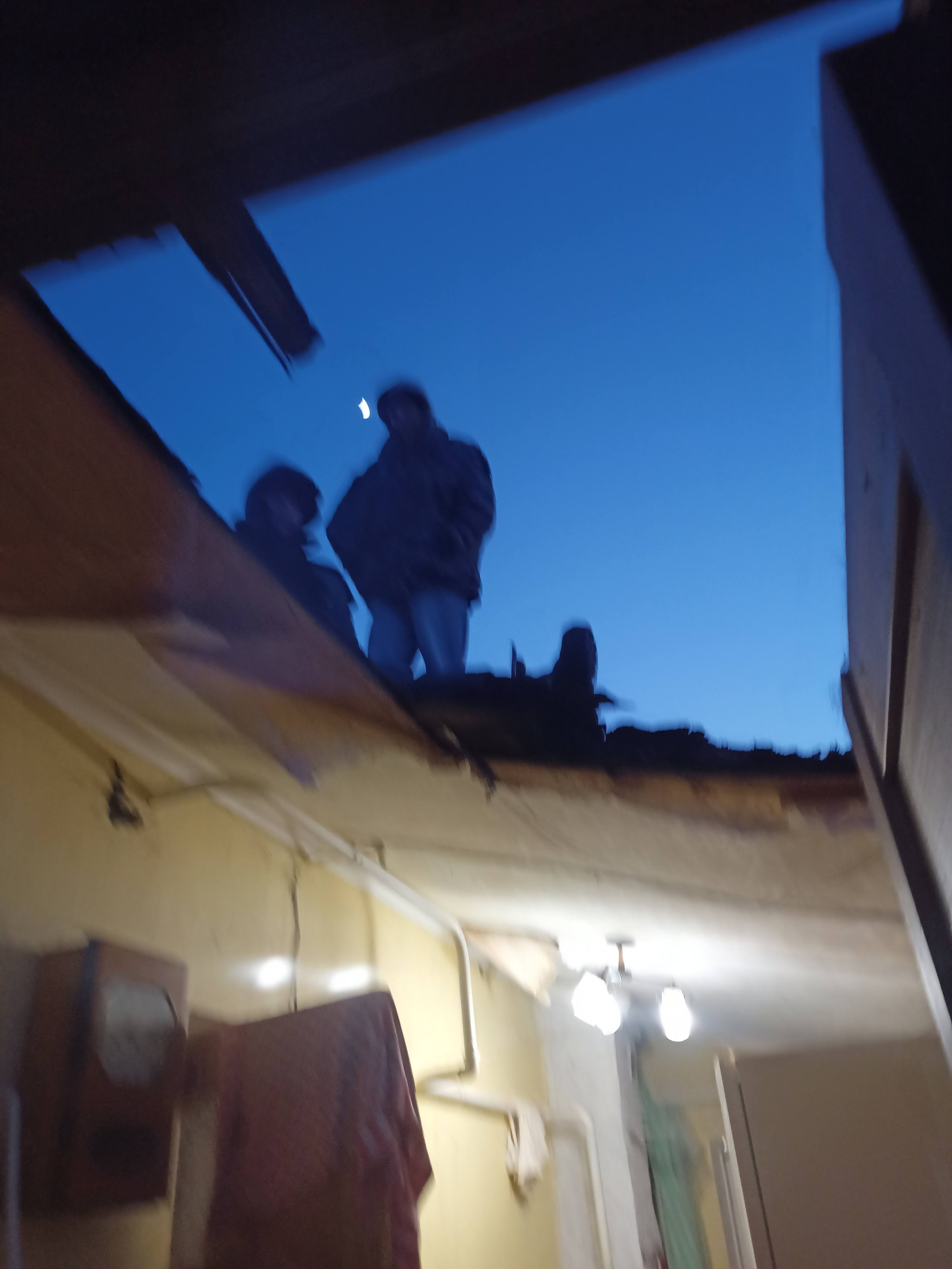 Сгорела крыша дома.