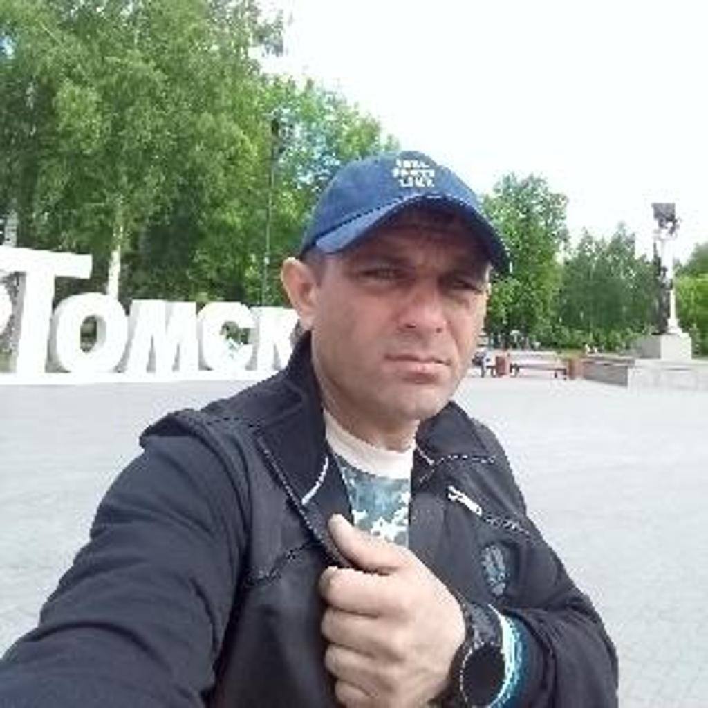 Попал в трудную жизненную ситуацию.