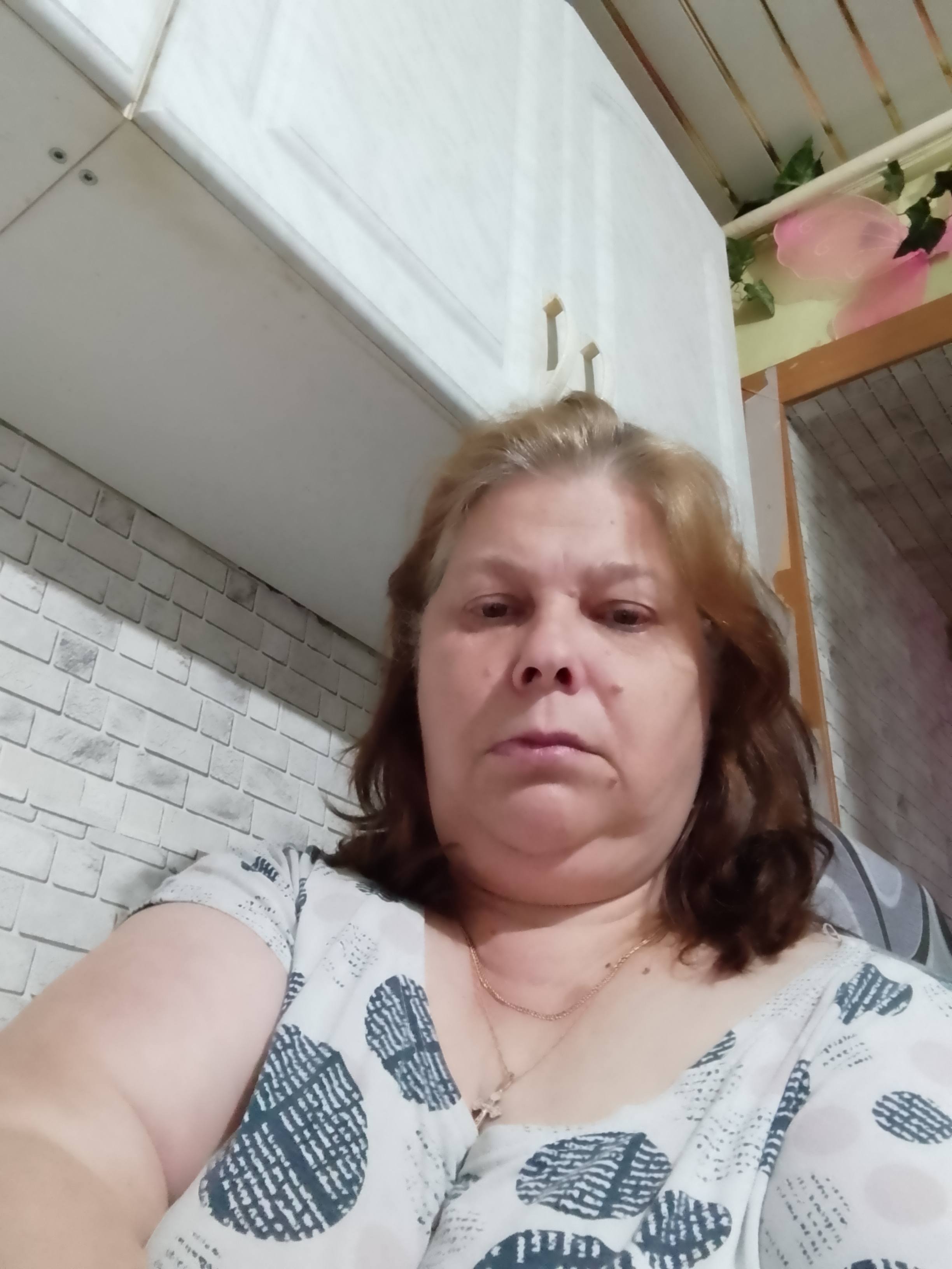 Помогите оплатить коммуналку  и отдать в магазин п