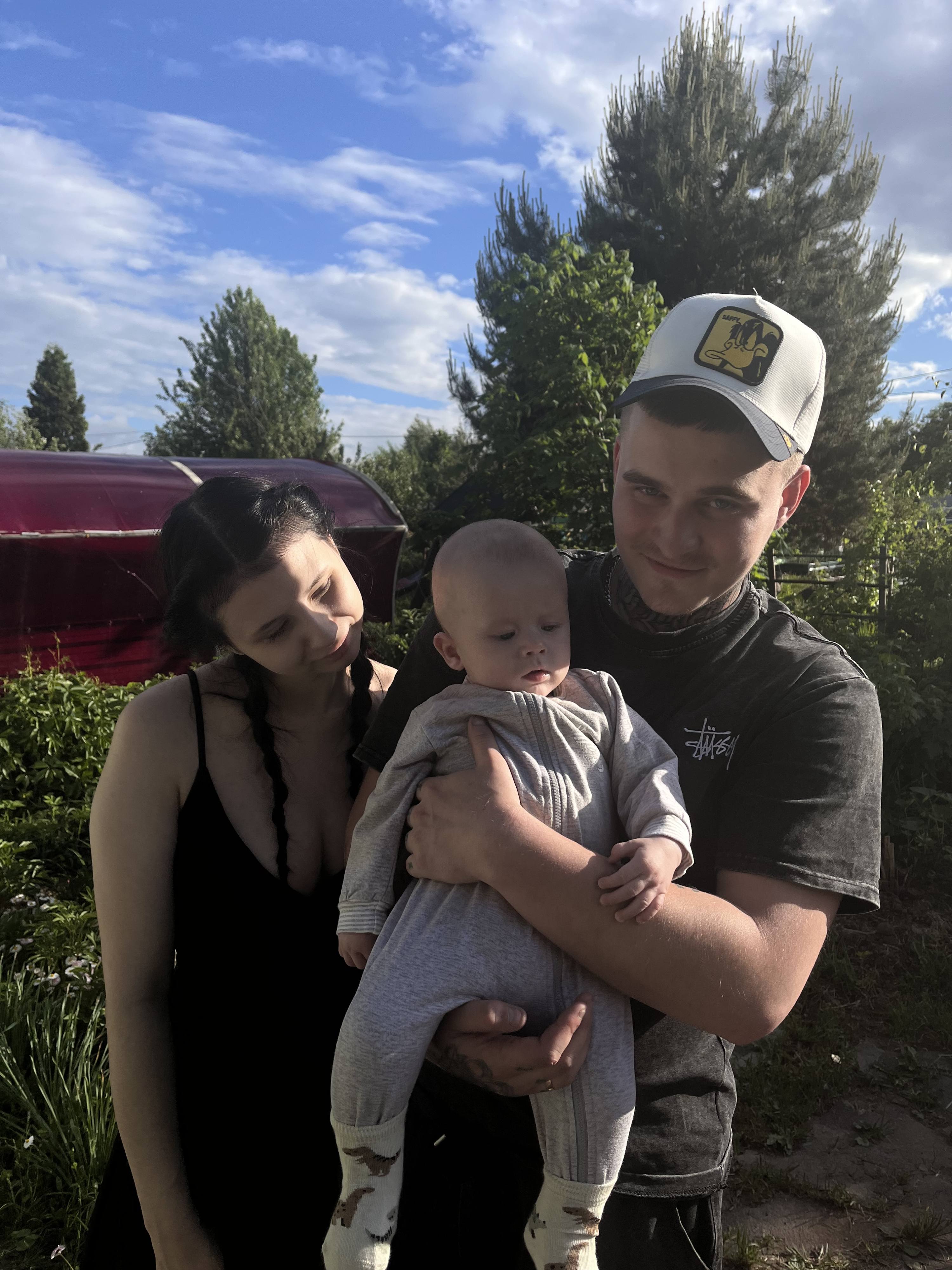 Родился сын,мужу тяжело тянуть всю семью, помогите